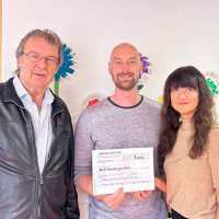 Helmut Haigermoser (links) als Räumungsorganisator konnte der Leiterin des AWO-Kindergartens Claudia Gregor und dem Elternbeiratsmitglied Christian Springer (mitte) 3 000 Euro als Spende übergeben.